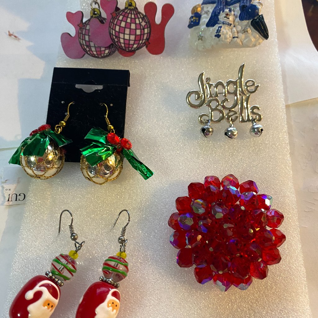 6 Great Christmas Baubles For One Low Price 16$